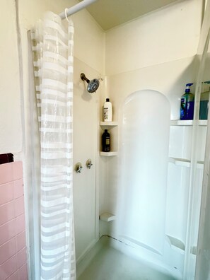 シャワー、ヘアドライヤー、タオル、石鹸