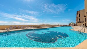 Inomhuspool och utomhuspool