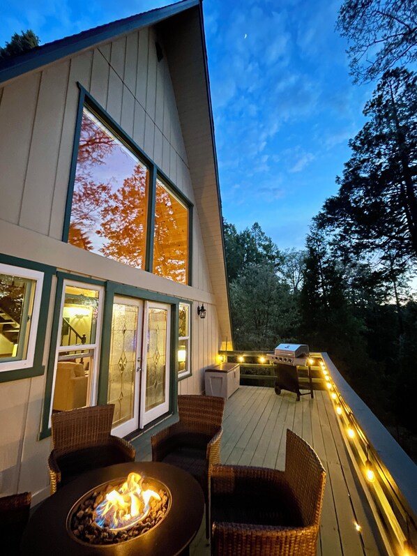 Outdoor dining - Mountain modern A-Frame near Lake Arrowhead. Just remodeled! 2 units for 1 price (Lake Arrowhead)