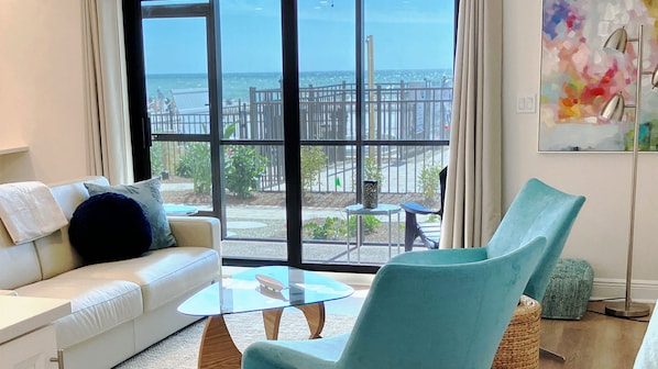 Smart-TV, bøker, stereoanlegg og PC-skjermer