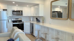 Kjøleskap, mikrobølgeovn, ovn og kokeplater