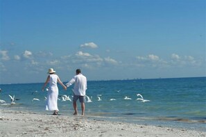 På stranden og solsenger