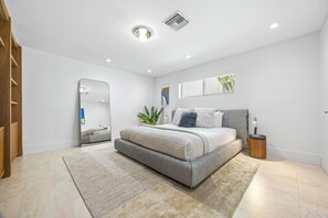 4 bedrooms, desk, travel cot, WiFi