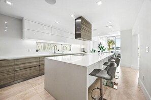 Refrigerador, microondas, lavavajillas y cafetera y tetera 