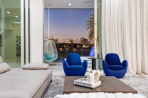 4 bedrooms, desk, travel crib, WiFi