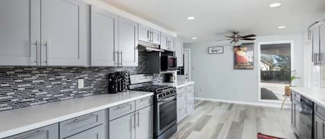 Geladeira, micro-ondas, fogão, cooktop
