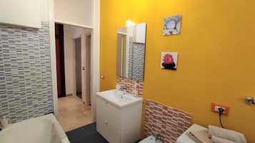 Hair dryer, bidet, towels, shampoo