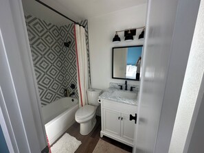 Een haardroger, handdoeken, zeep, toiletpapier