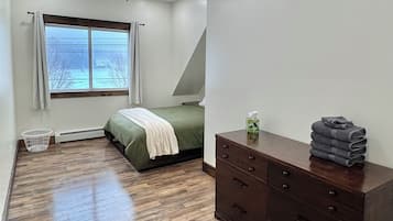 4 bedrooms, iron/ironing board, WiFi, bed sheets