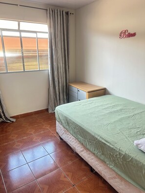 4 عدّة غرف نوم وواي فاي وملاءات أسرّة