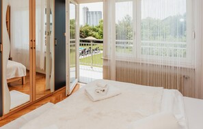 5 bedrooms, in-room safe, iron/ironing board, travel cot