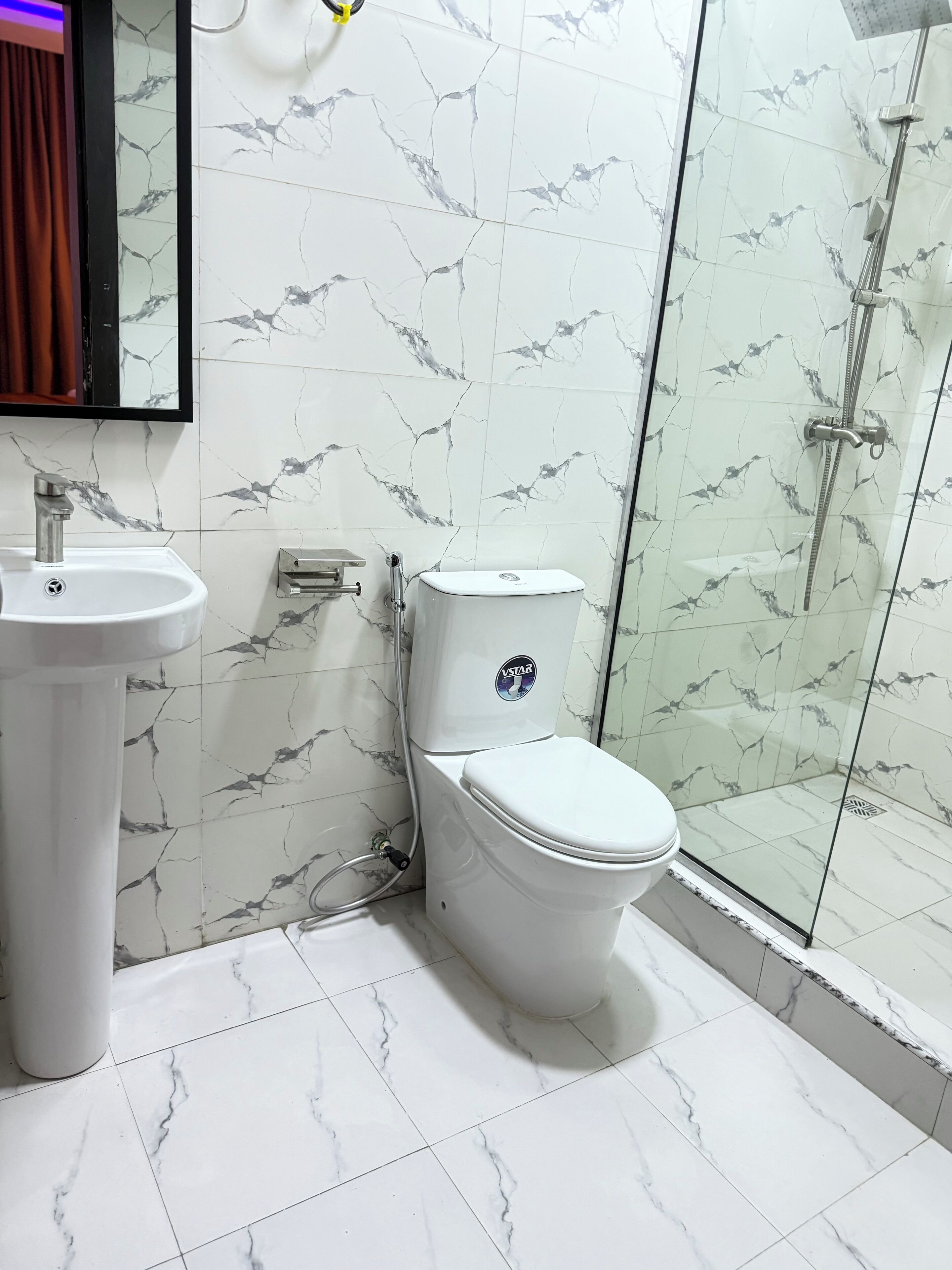 Ducha, artículos de higiene personal gratuitos, toallas y jabón