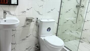 Ducha, artículos de higiene personal gratuitos, toallas y jabón