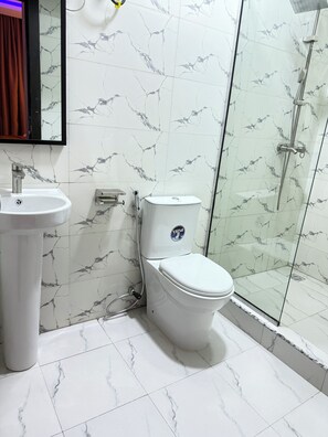 Shower, free toiletries, towels, soap - Amazon Msquare (Lagos)