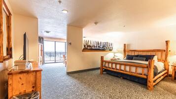 Comfort Suite, 1 King Bed, Non Smoking, Balcony | Blackout drapes, free WiFi, bed sheets