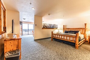Comfort Suite, 1 King Bed, Non Smoking, Balcony | Blackout drapes, free WiFi, bed sheets - Bartons Club 93 (Jackpot)