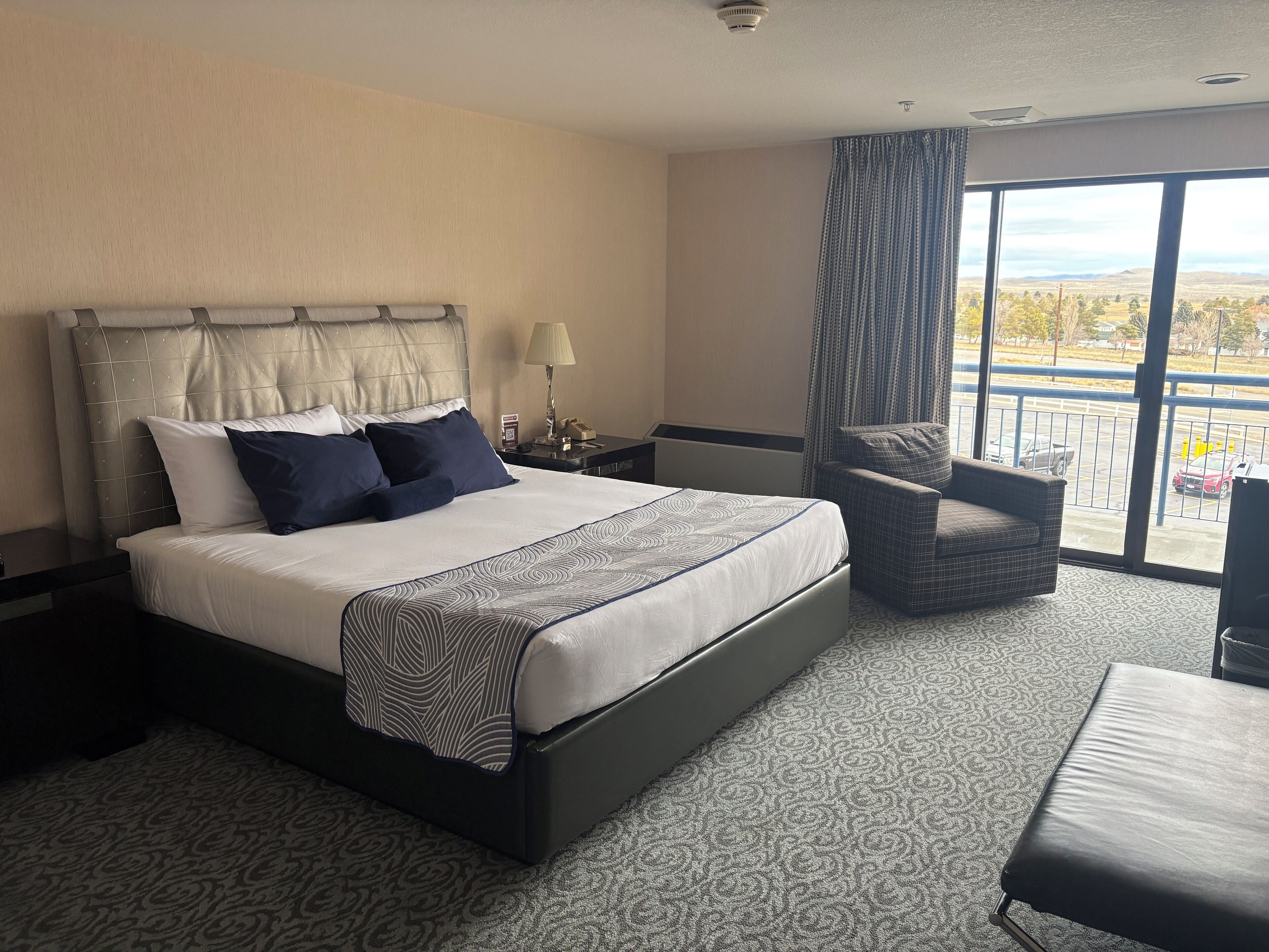 Comfort Single Room, 1 King Bed, Non Smoking, Balcony | Blackout drapes, iron/ironing board, free WiFi, bed sheets