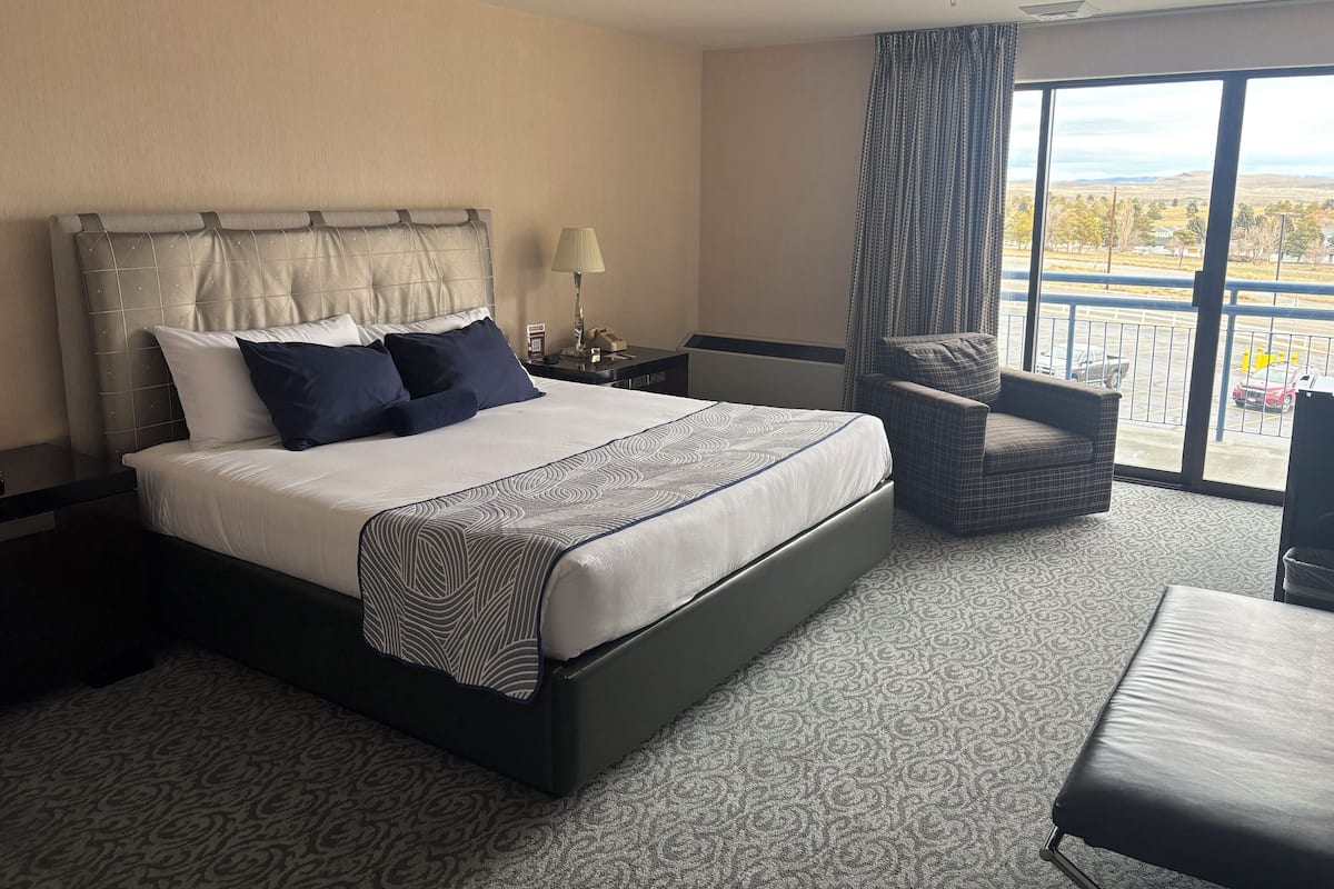 Comfort Single Room, 1 King Bed, Non Smoking, Balcony | Blackout drapes, iron/ironing board, free WiFi, bed sheets