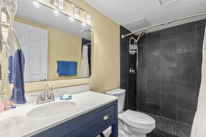 Haartrockner, Handtücher, Seife, Toilettenpapier