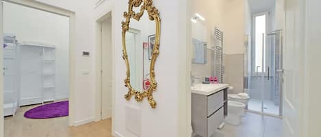 Een douche, een haardroger, een bidet, handdoeken