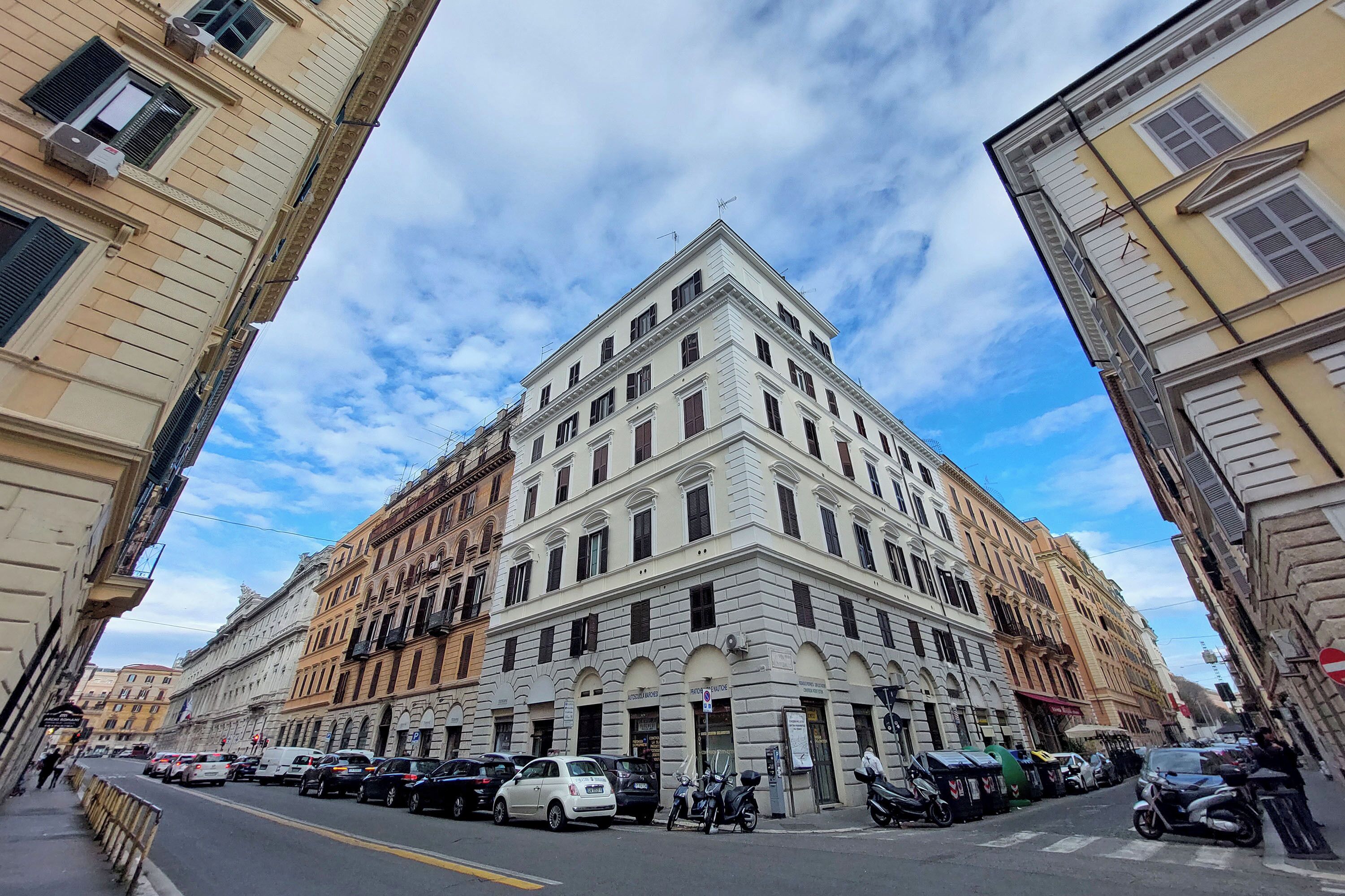 En historisk byggnad med en klassisk arkitektur, som kännetecknas av flera våningar och en framträdande entré i hörnet.