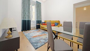 Una sala de estar moderna con un sofá, una mesa de centro y sillas.