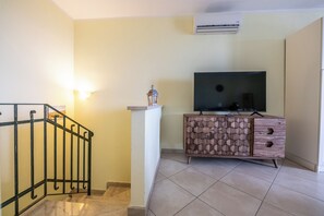 Appartamento, vista mare | Area soggiorno | TV 32 pollici con canali via cavo