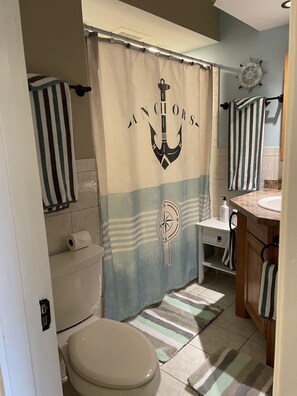 Hair dryer, towels, soap, toilet paper - Fulton House 2-bedroom house in welcoming Wausau with WiFi, AC (Wausau)