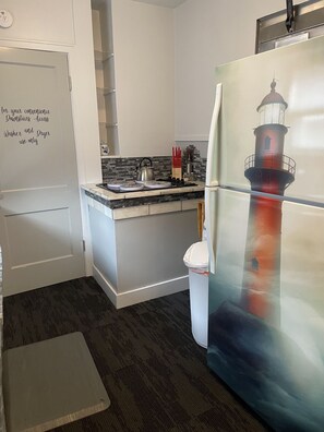 Fridge, microwave, oven, stovetop - Fulton House 2-bedroom house in welcoming Wausau with WiFi, AC (Wausau)