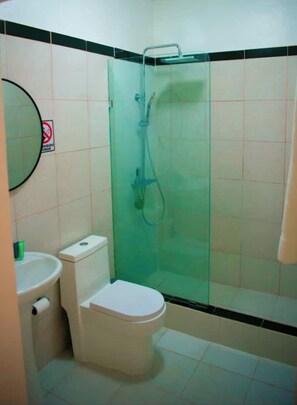 Serviettes fournies, savon, papier toilette