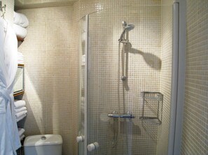 Haartrockner, Handtücher, Toilettenpapier