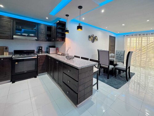 Spacious 3 bedroom apartment with WiFi, air conditioning in Romana del Oeste