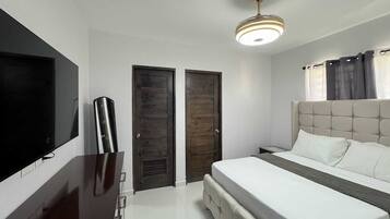 3 bedrooms, iron/ironing board, WiFi, bed sheets
