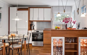 Fridge, oven, stovetop, coffee/tea maker