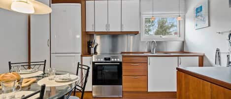 Fridge, oven, stovetop, coffee/tea maker