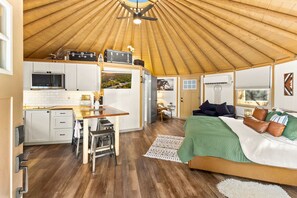 9 habitaciones, tabla de planchar con plancha, cuna de viaje y wifi 