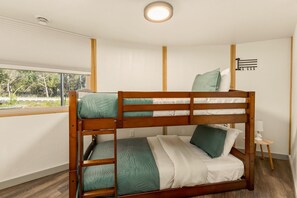 2 bedrooms, iron/ironing board, travel cot, WiFi - Bronco • Modern Yurt‑Cabin w/ Hot Tub + Swings (Canyon Lake)