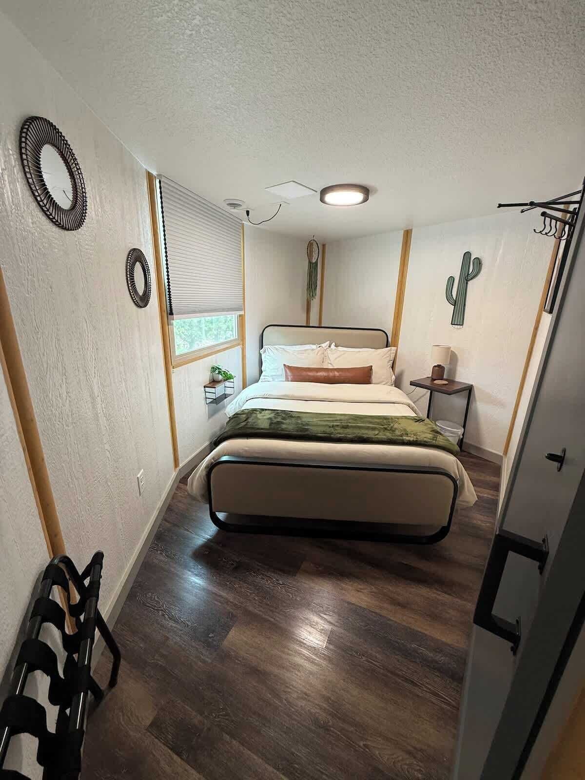 2 habitaciones, tabla de planchar con plancha, cuna de viaje y wifi 