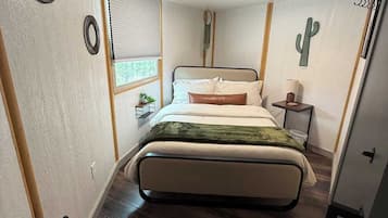 2 habitaciones, tabla de planchar con plancha, cuna de viaje y wifi