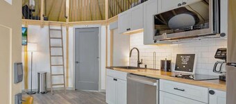 Gentry- Luxury Yurt-Cabin - Family Glamping Canyon Lake w Private Hot Tub!