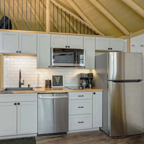 Gentry- Luxury Yurt-Cabin - Family Glamping Canyon Lake w Private Hot Tub!