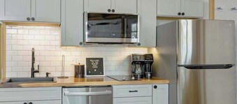 Gentry- Luxury Yurt-Cabin - Family Glamping Canyon Lake w Private Hot Tub!