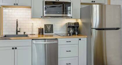 Gentry- Luxury Yurt-Cabin - Family Glamping Canyon Lake w Private Hot Tub!