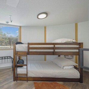 2 habitaciones, tabla de planchar con plancha, cuna de viaje y wifi 