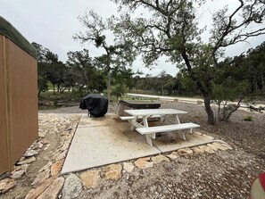 Outdoor dining - Bronco Yurt Cabin Luxe Glamping w Private Hot Tub (Canyon Lake)