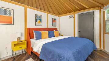 Iron/ironing board, travel cot, WiFi, bed sheets