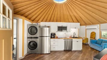 Réfrigérateur, four à micro-ondes, un four, surface de cuisson
