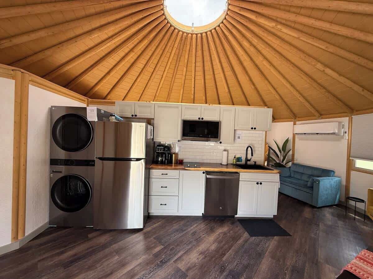 Een koelkast, een microgolfoven, een oven, een kookplaat