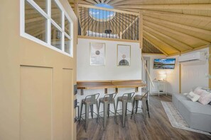 Televisión y oficina 