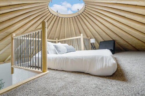 Estelle: Luxe-Yurt |Sleep under the starsI Hot Tub